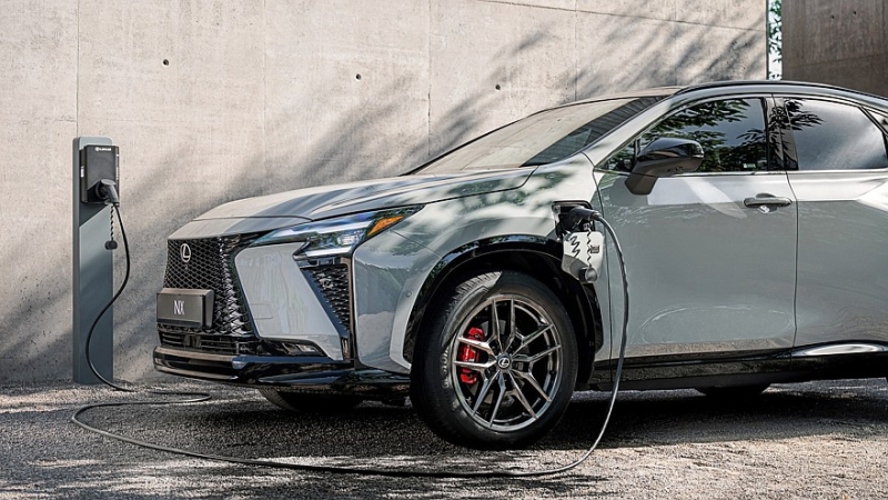 Обновлённый Lexus NX: упрощённый салон с парфюмом и настроенное на Нюрбургринге шасси